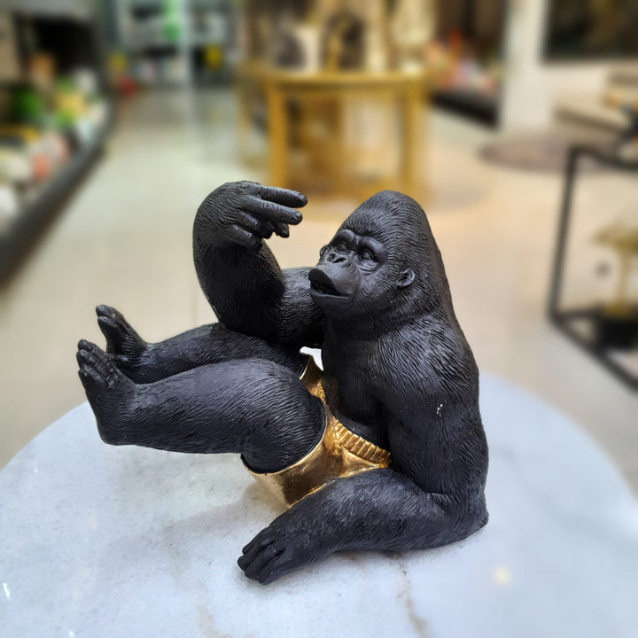 Gorila sentado con short dorado