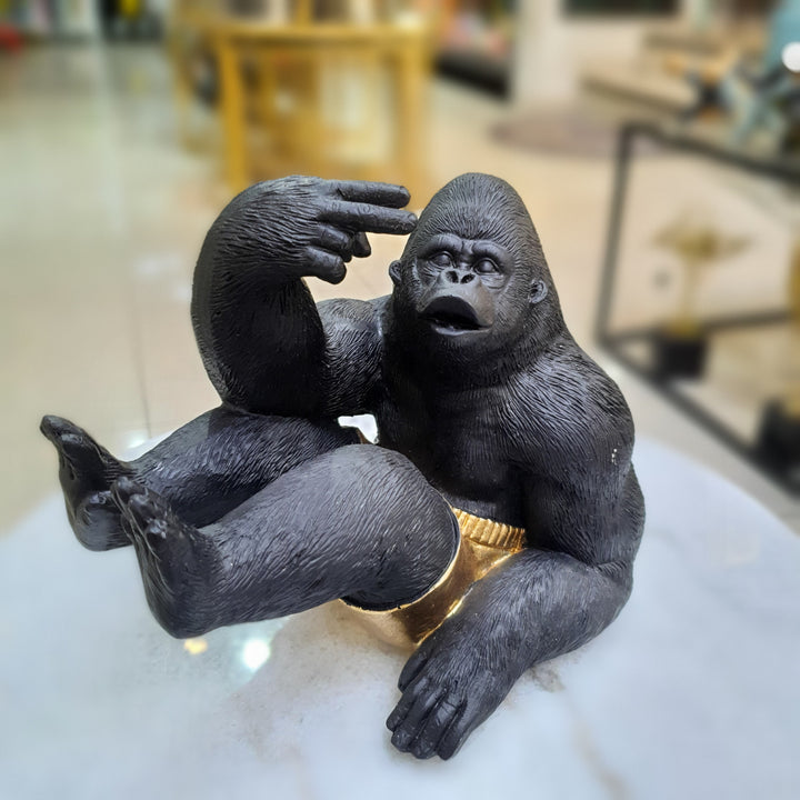 Gorila sentado con short dorado