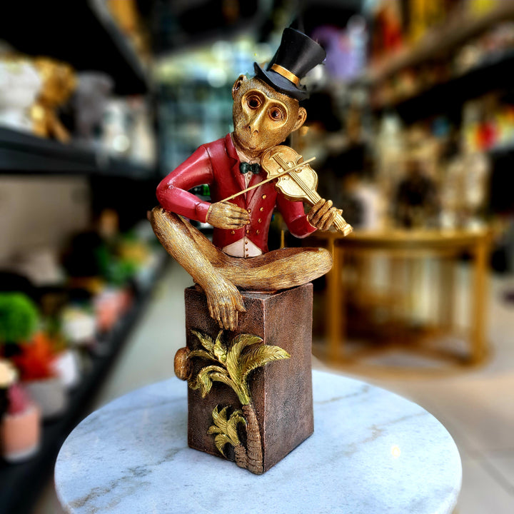 Mono tocando el violín