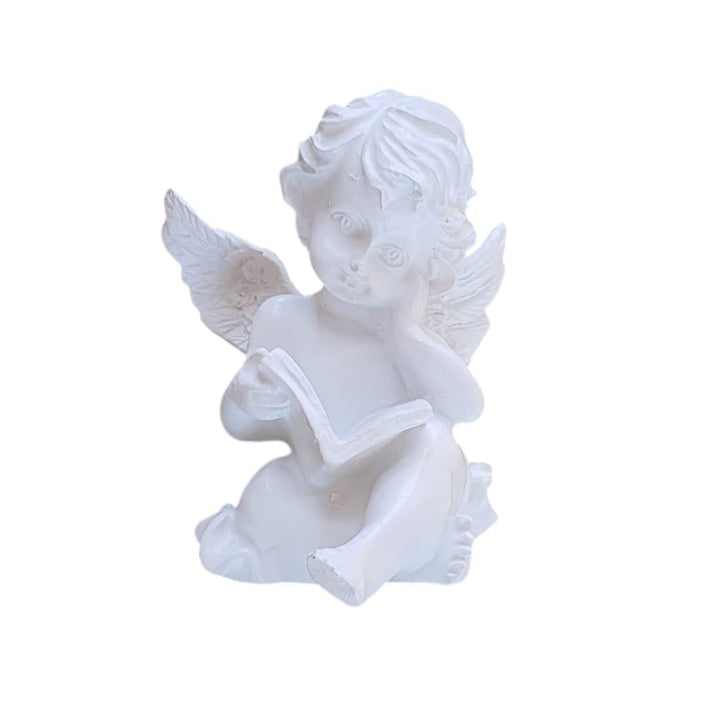 Ángel sentado Leyendo