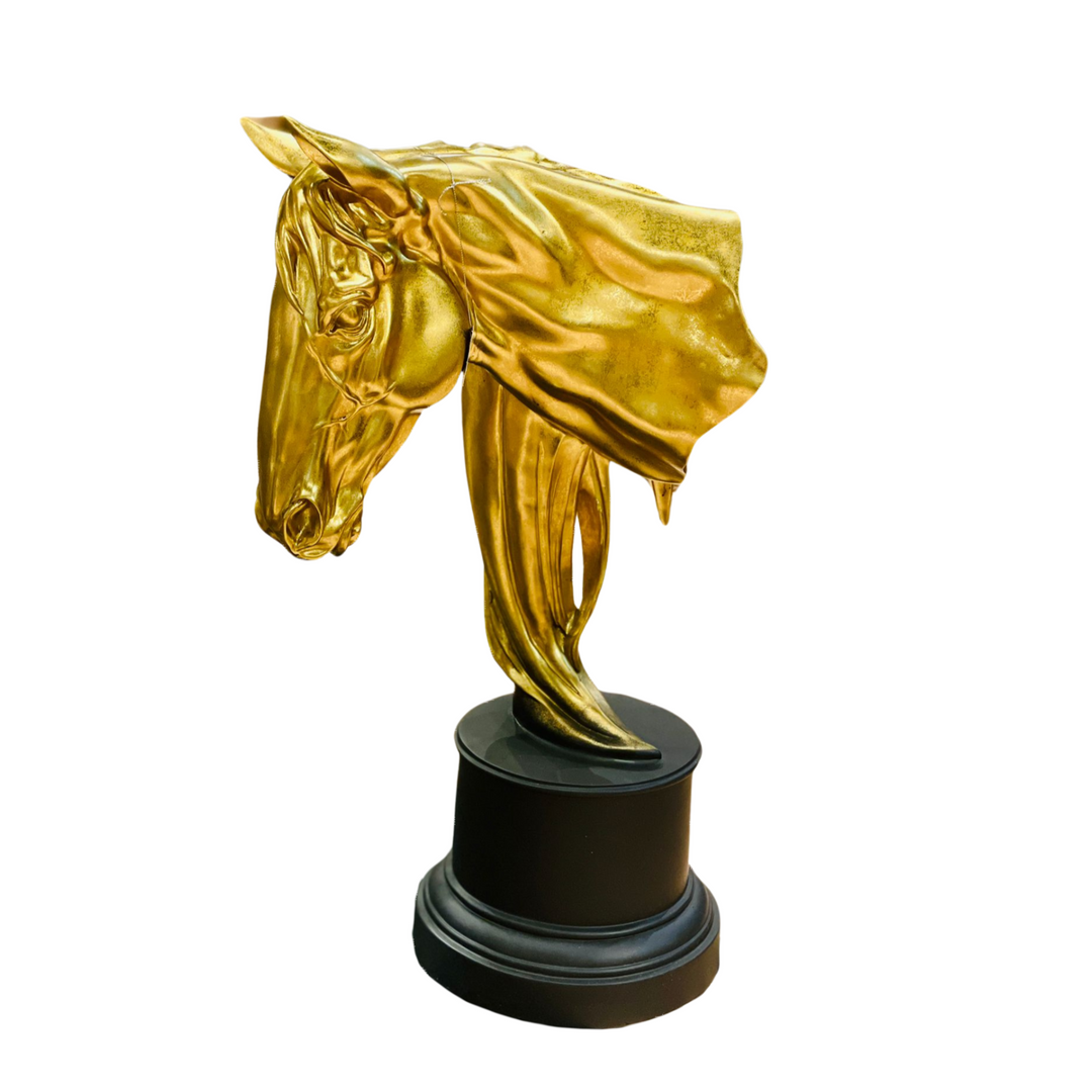 Caballo Dorado XL con Base Negra