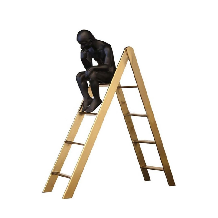Pensador en escalera color dorada