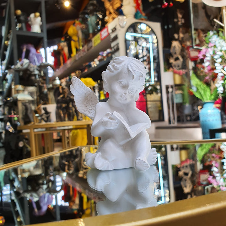 Ángel sentado Leyendo