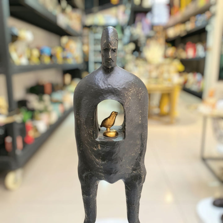 Hombre con  ave Interior de hierro