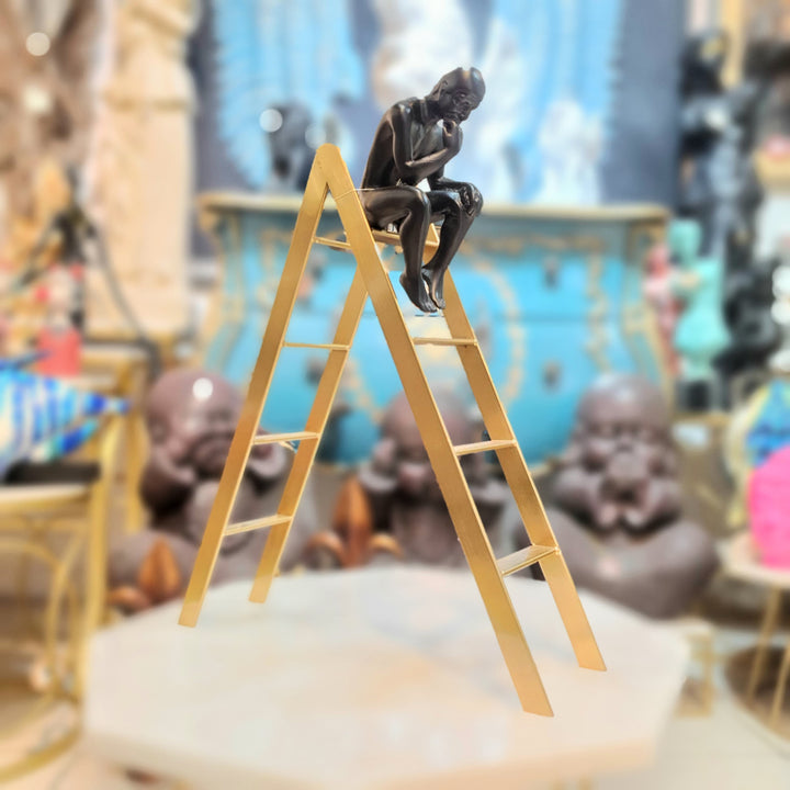 Pensador en escalera color dorada
