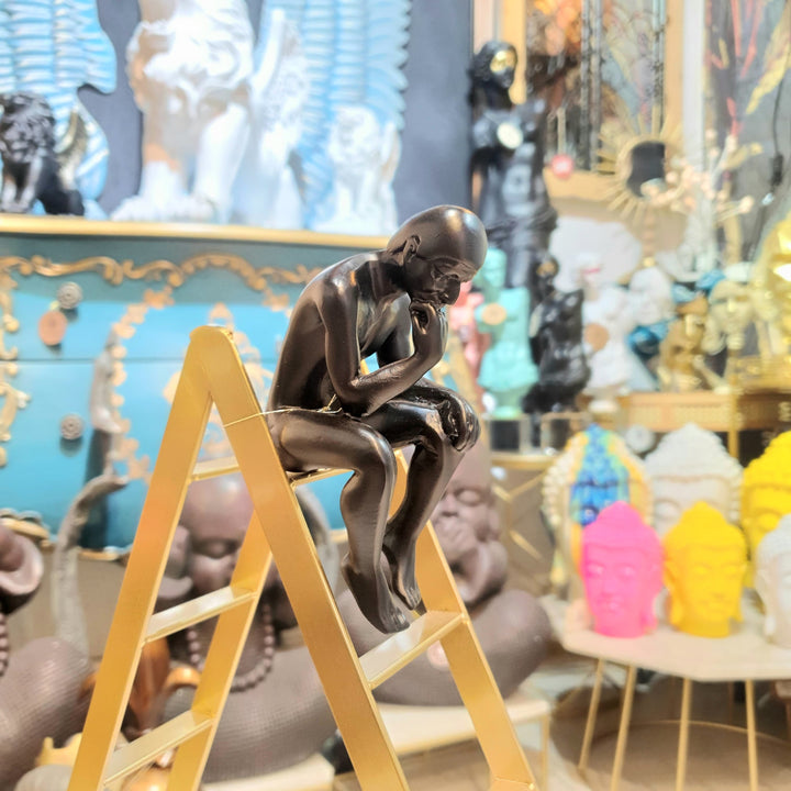 Pensador en escalera color dorada