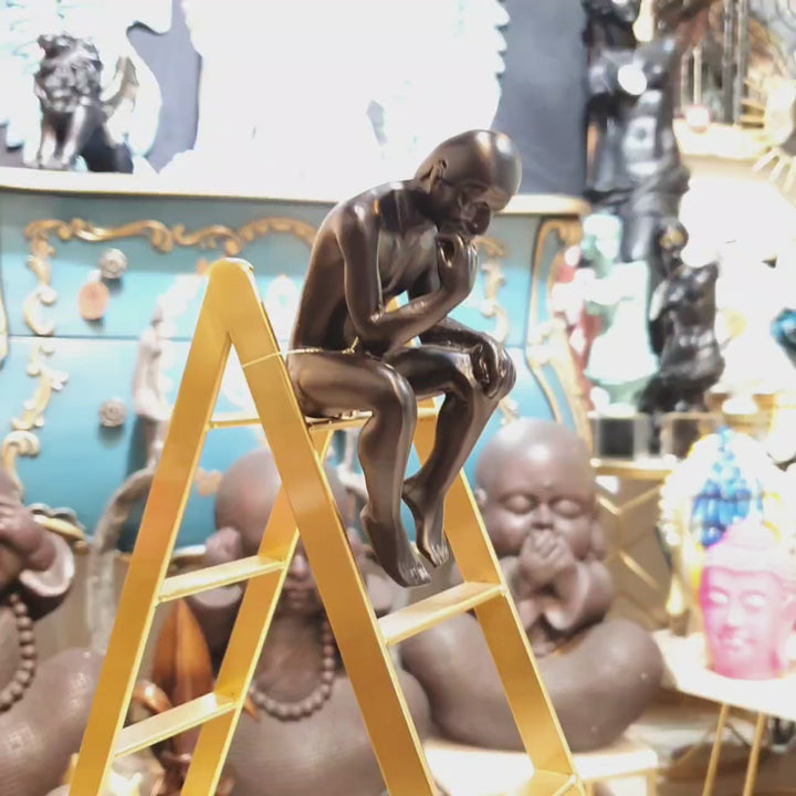 Pensador en escalera color dorada