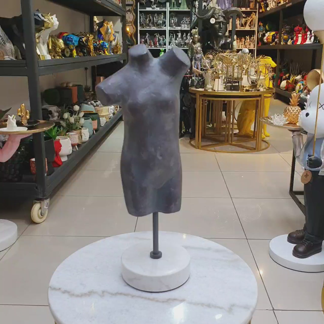 Escultura de torso de hierro con base de mármol