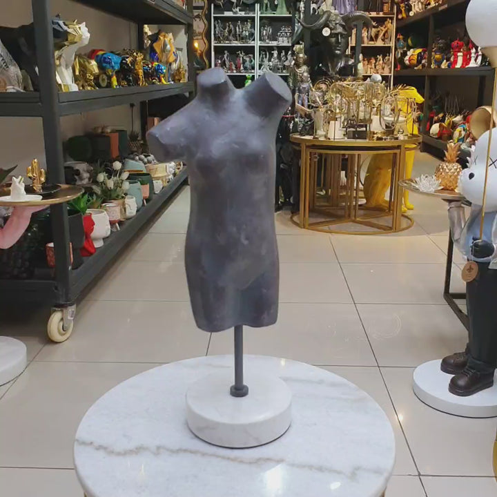 Escultura de torso de hierro con base de mármol