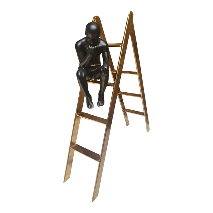 Pensador en escalera color dorada
