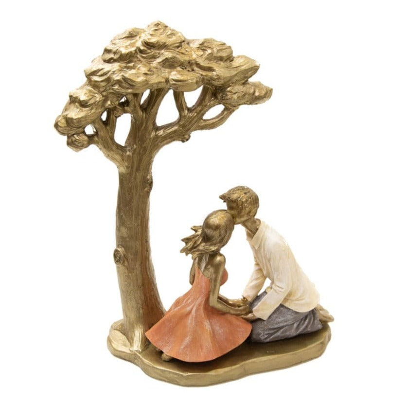 Pareja beso Bajo Árbol