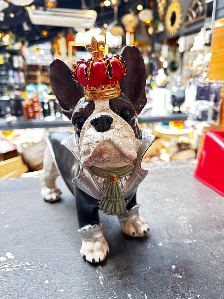 Perro bulldog francés con corona y traje