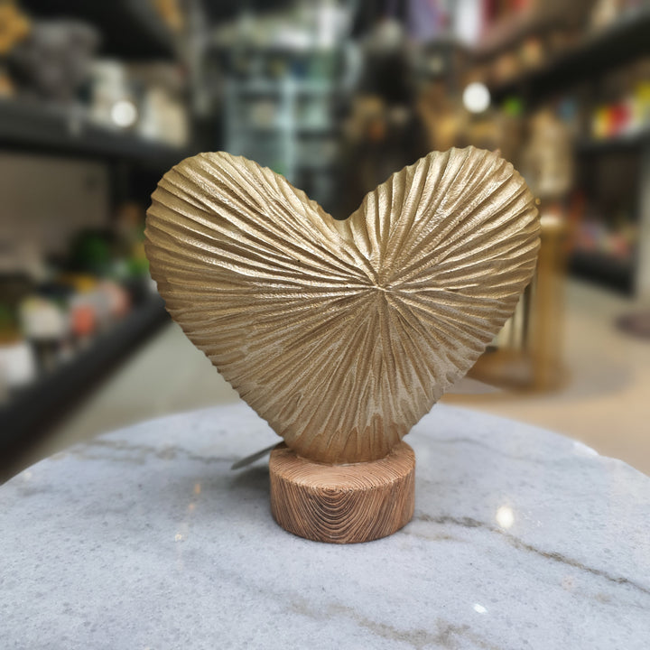 Corazon sobre base color Dorado M