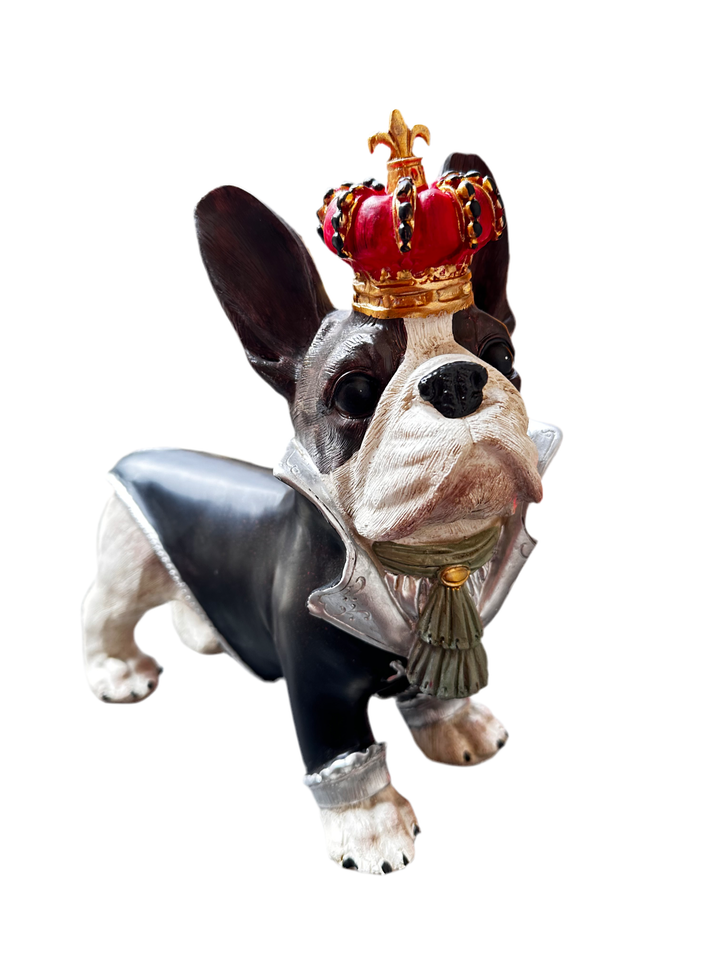 Perro bulldog francés con corona y traje