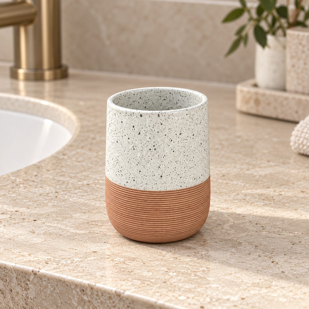 vaso blanco jaspeado con base terracota acanalada