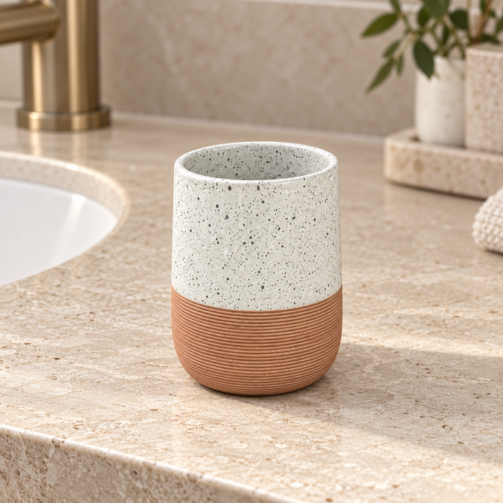 vaso blanco jaspeado con base terracota acanalada