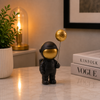 Astronauta De Pie Negro con dorado