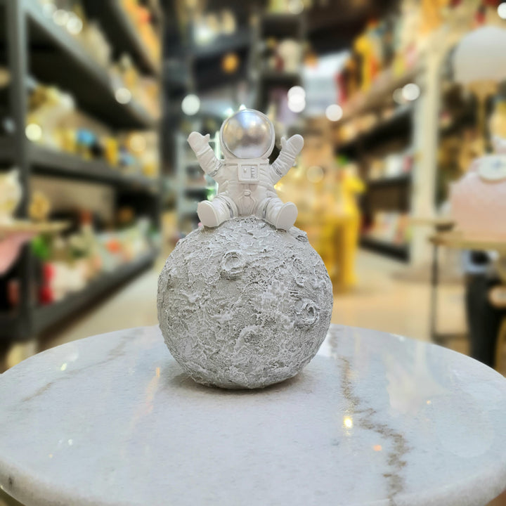 Astronauta Plateado sobre luna