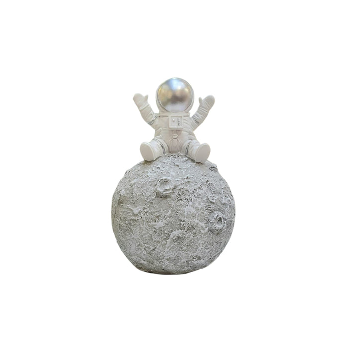 Astronauta Plateado sobre luna