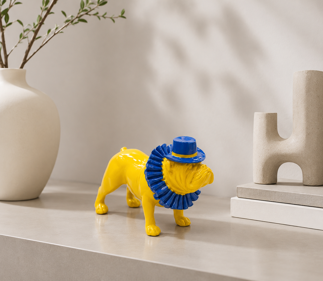 Perro Bulldog ingles Amarillo con Azul
