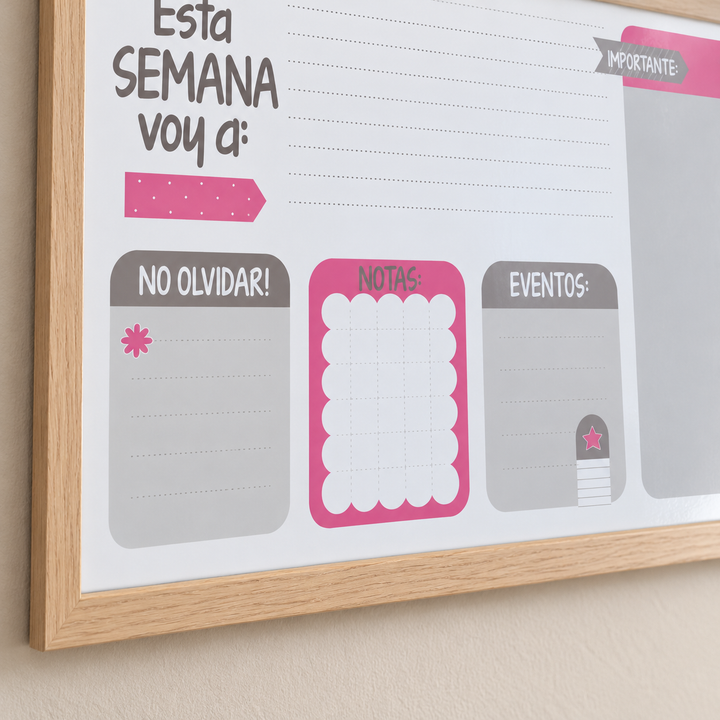 Pizarra organizador semanal rosada con marco de madera clara