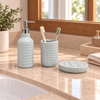 Accesorios de baño gris piedra con relieve cuadriculado