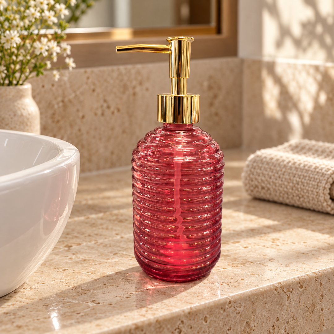 Dispensador rosado con relieve horizontal y dosificador dorado
