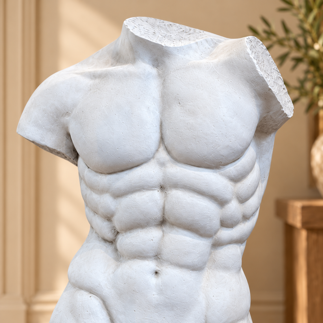 Detalle del acabado blanco con matices gris claro del torso clásico