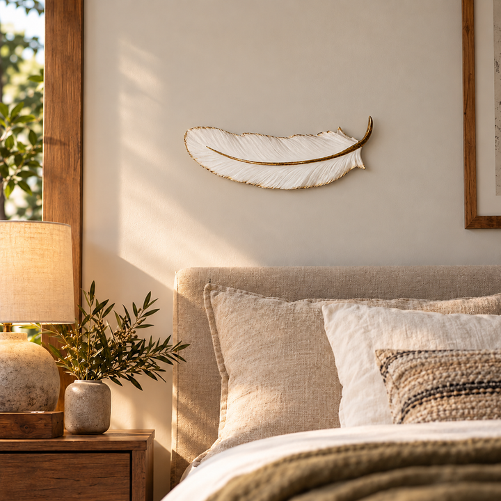 Pluma blanca plana de muro en dormitorio