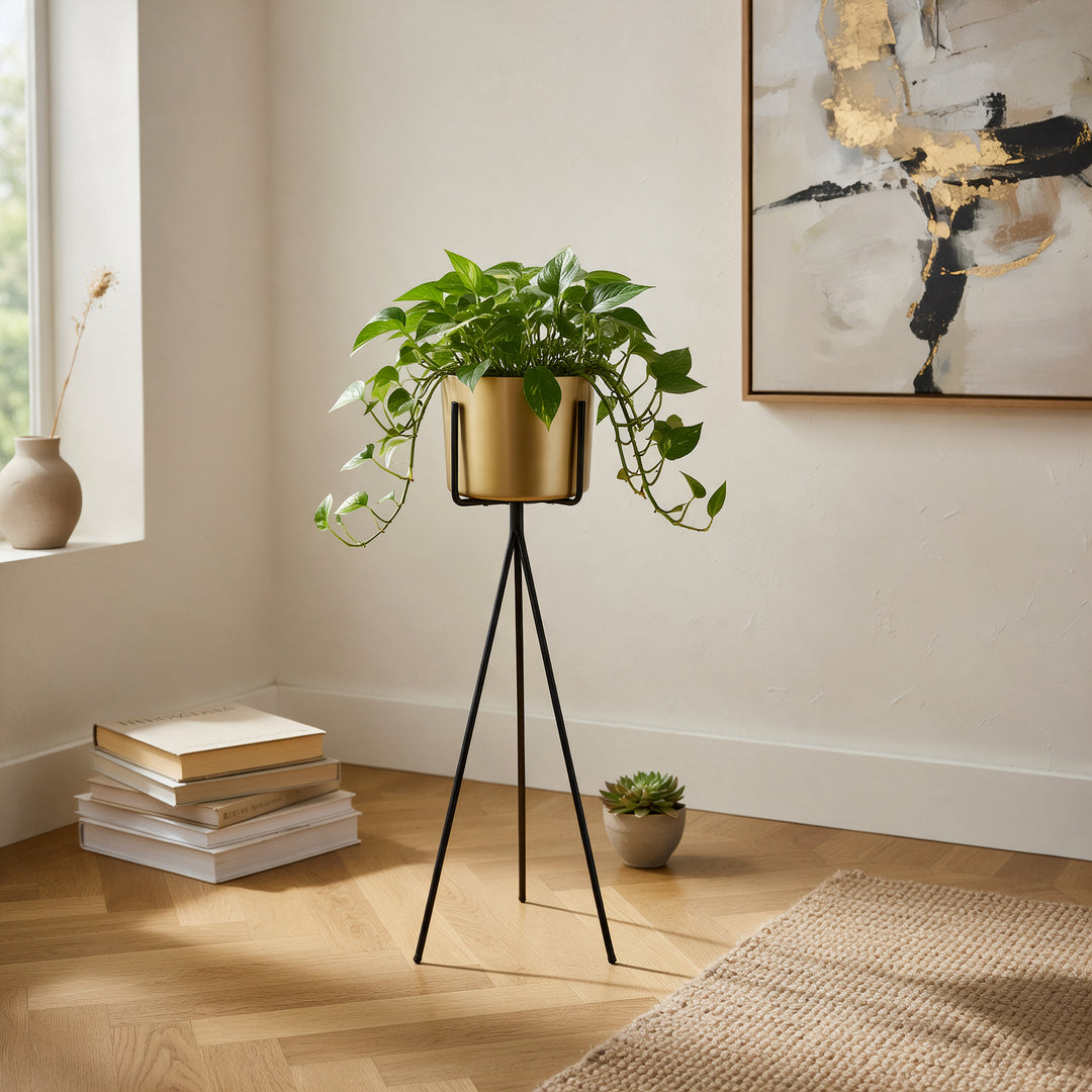 Porta Maceta dorada con pedestal negro CASONA DECO