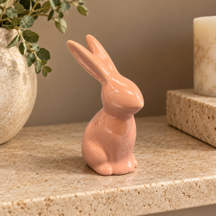 Conejito decorativo rosado de 9 cm en ambiente cálido
