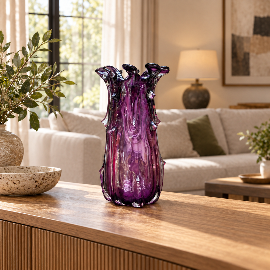Florero de vidrio amatista de 30,5 cm ambientado en living