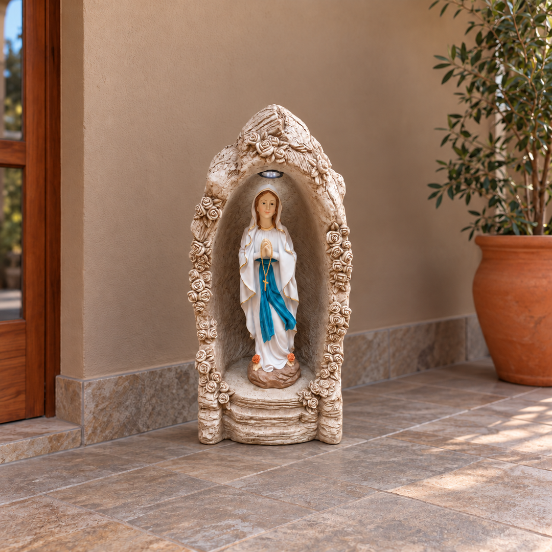 Gruta de la Virgen con luz blanca tenue solar en terraza