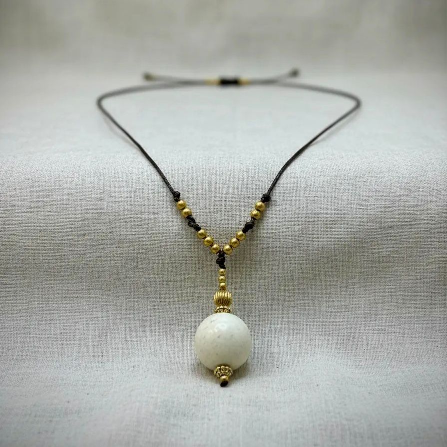 Collar Amed color blanco