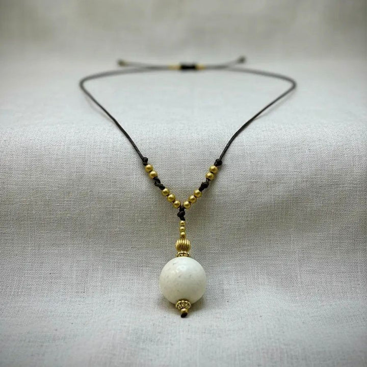 Collar Amed color blanco