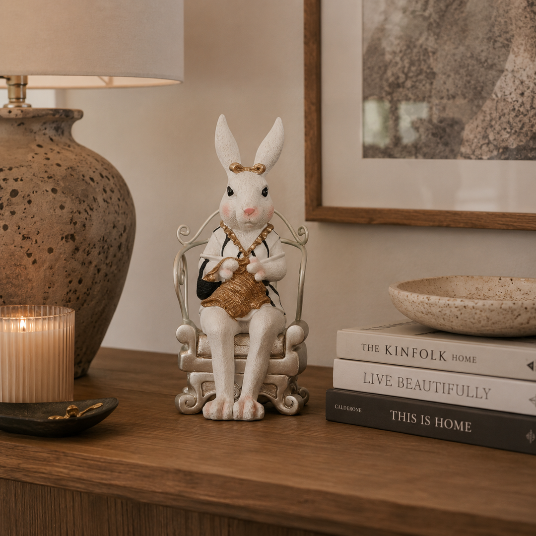 Coneja sentada tejiendo