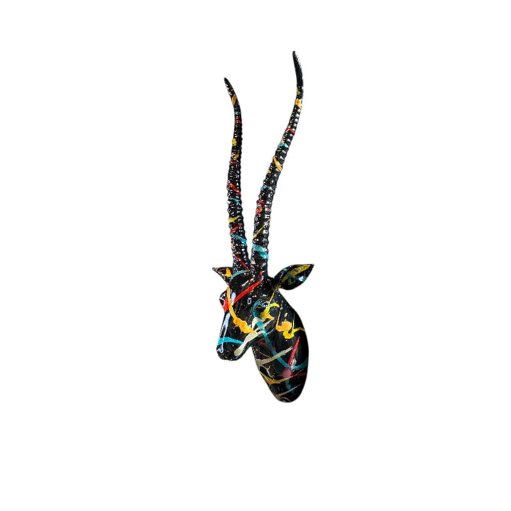 Cabeza de antílope negro multicolor