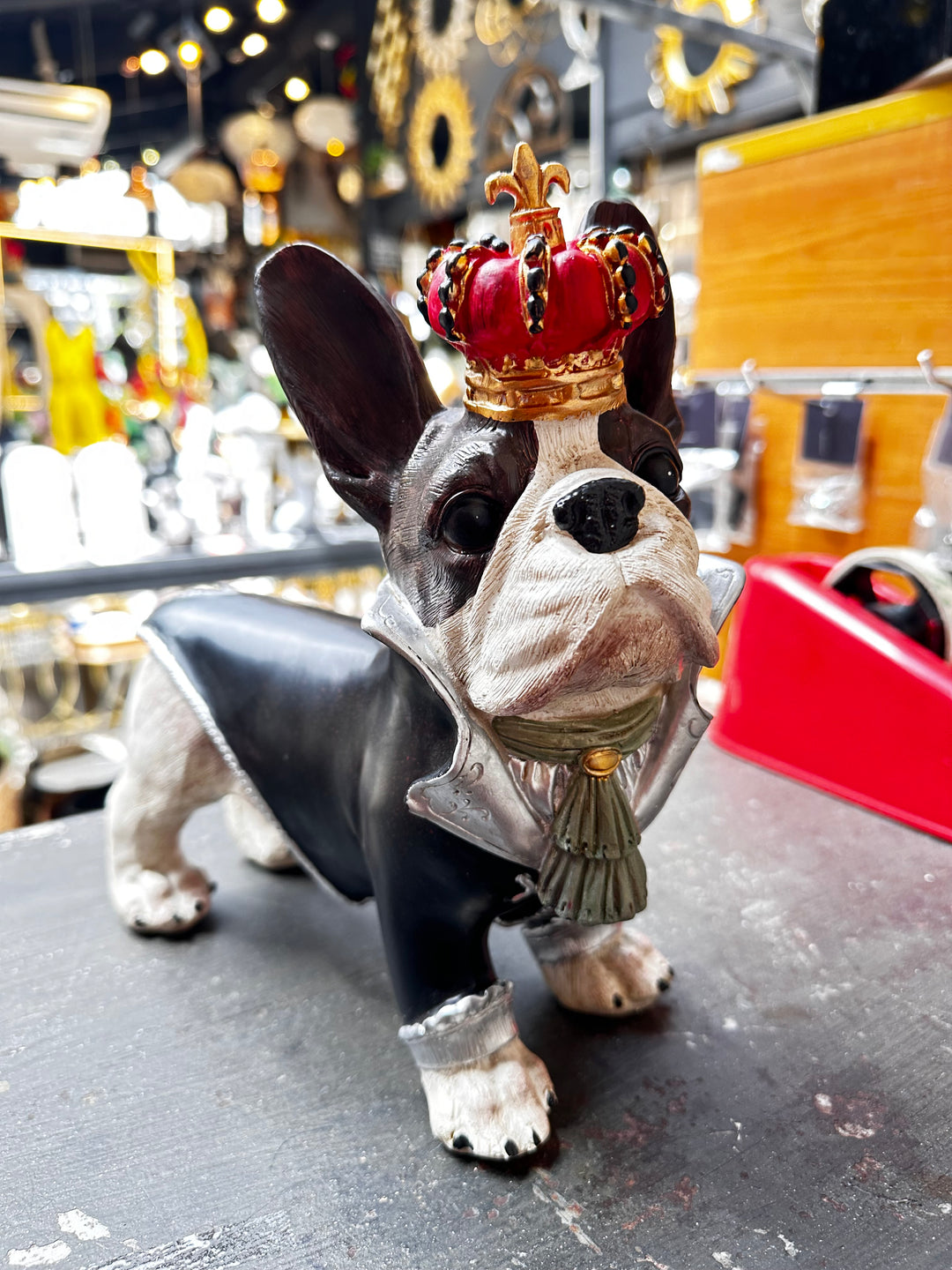 Perro bulldog francés con corona y traje