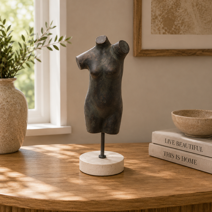 Escultura de torso de hierro con base de mármol