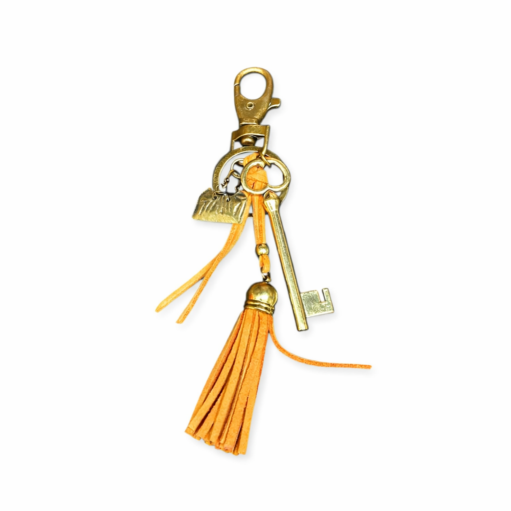 Llavero borla mostaza - llave y bolso