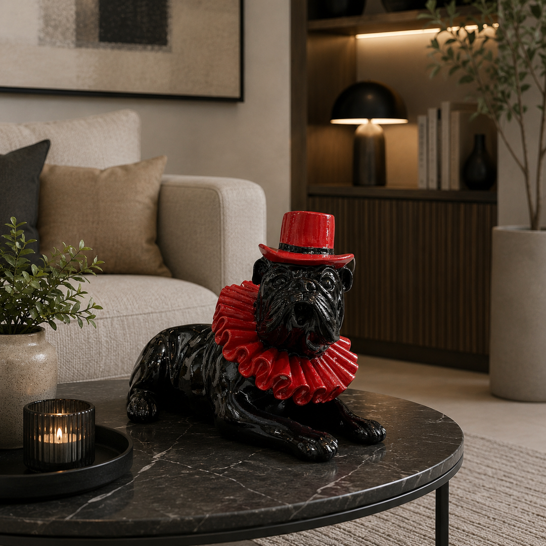 Perro Bulldog ingles acostado negro con rojo