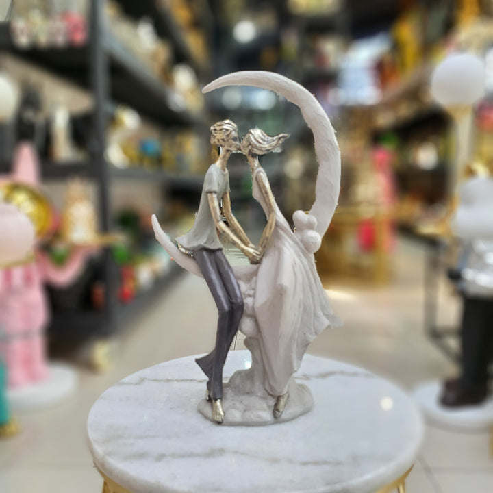Pareja sentanda en la Luna