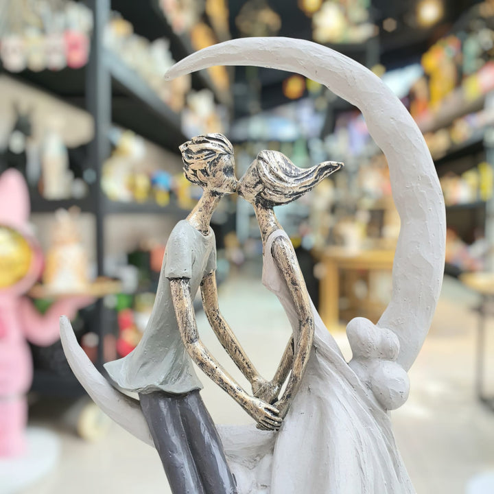 Pareja sentanda en la Luna