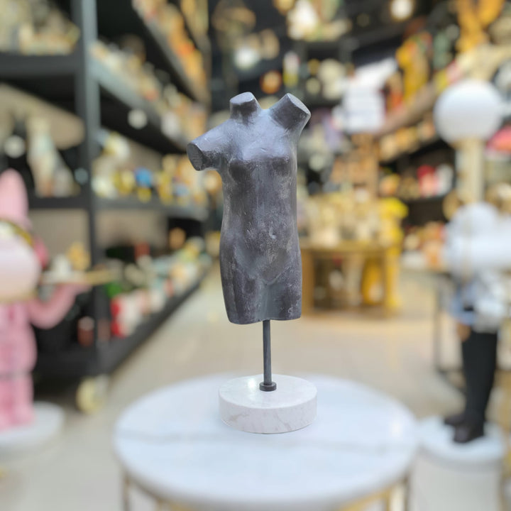 Escultura de torso de hierro con base de mármol