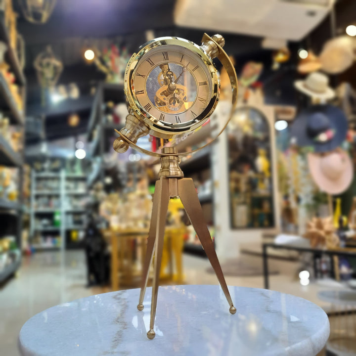 Reloj con pedestal color dorado