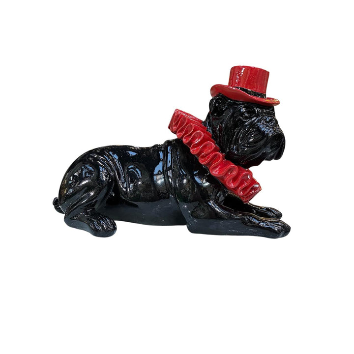 Perro Bulldog ingles acostado negro con rojo