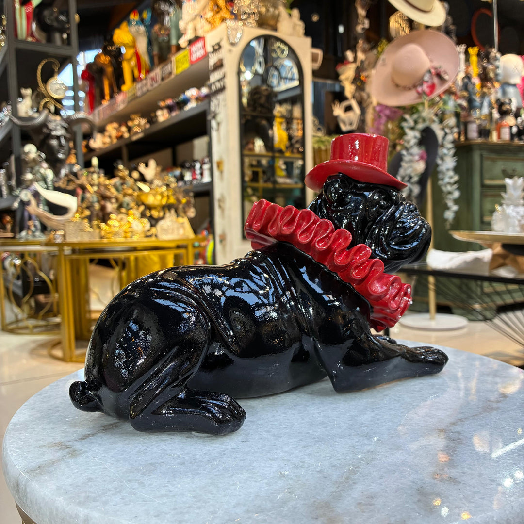 Perro Bulldog ingles acostado negro con rojo