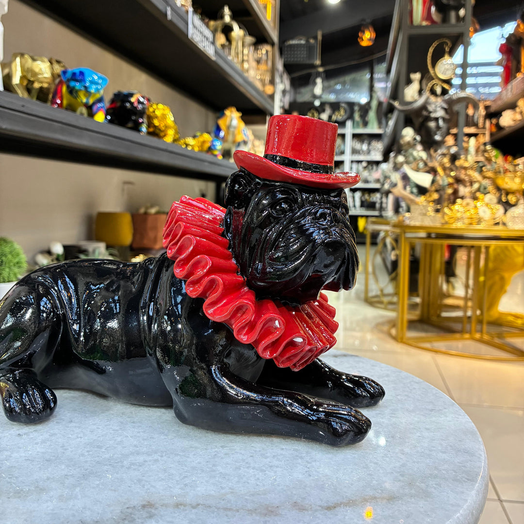 Perro Bulldog ingles acostado negro con rojo