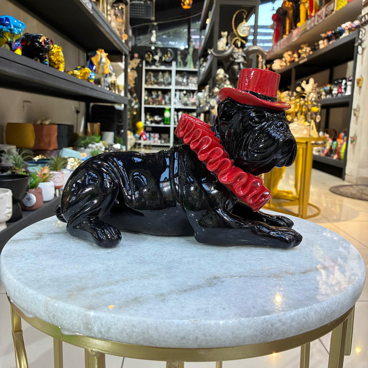 Perro Bulldog ingles acostado negro con rojo