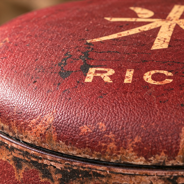 Detalle de textura envejecida y letras Rice del baúl rojo